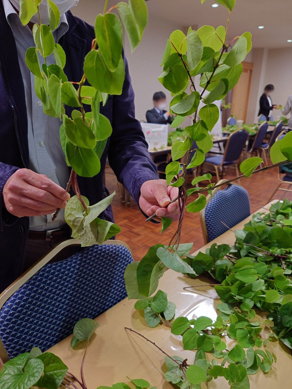 「葵桂」作りを手伝う様子