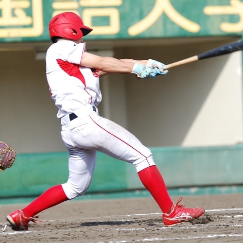 ボールを打つ牧野選手