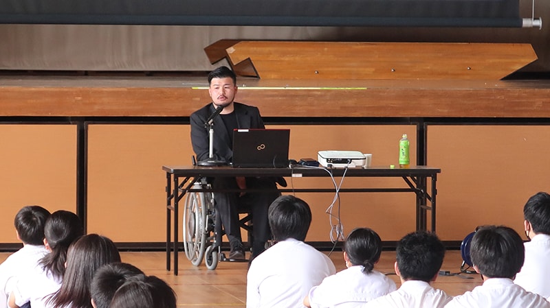 自身の経験を交えて話す中川