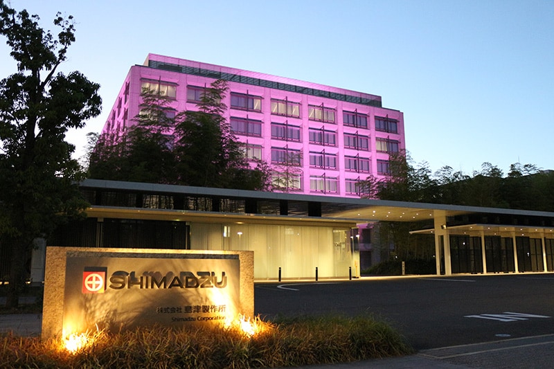 ライトアップされた本社棟（京都市中京区）