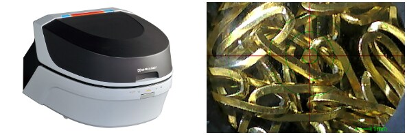エネルギー分散型蛍光X線分析装置「EDX-7200」（左）と同装置で分析した金色のネックレス（実際の素材は金めっき処理された合金）