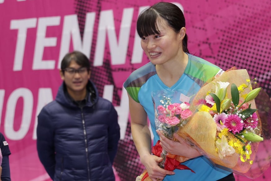 花束を持つ押野選手