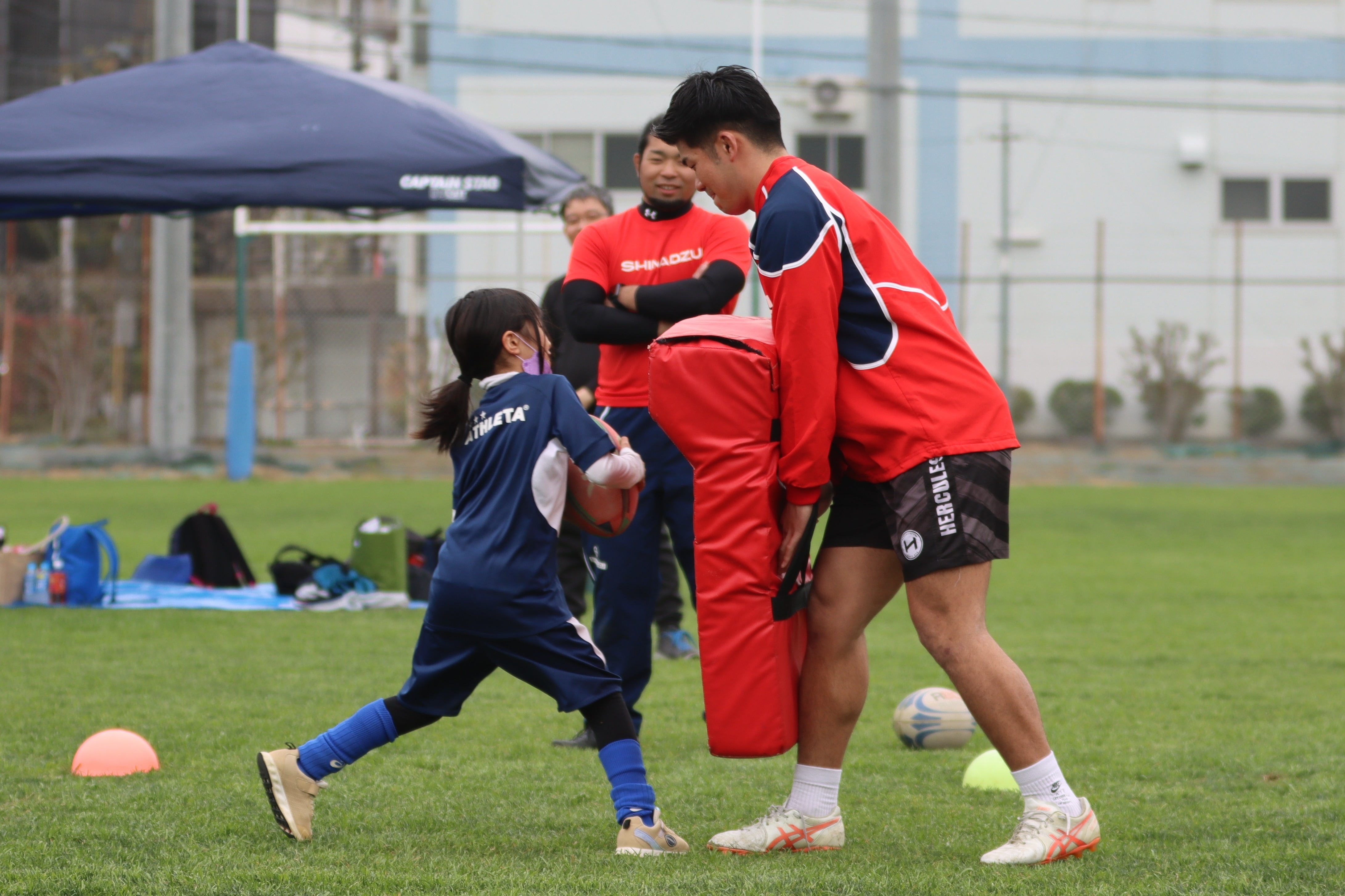 タックルの体験をする参加者