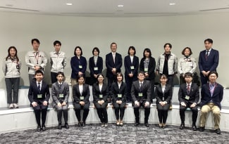 北海道大学・博士課程の学生が当社最先端ラボを訪問 研究発表を通して社員と意見交換
