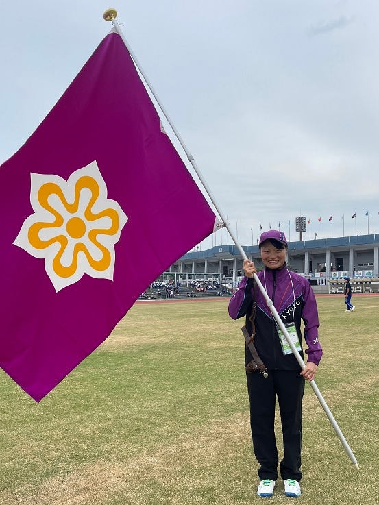 京都府旗を持つ押野選手