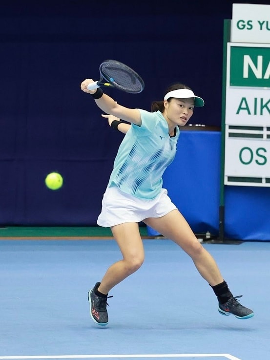 スライスを打つ押野選手