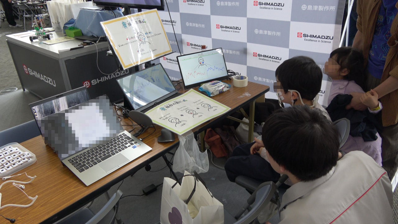 ブースは大盛況！夢中になって動かす子供たち