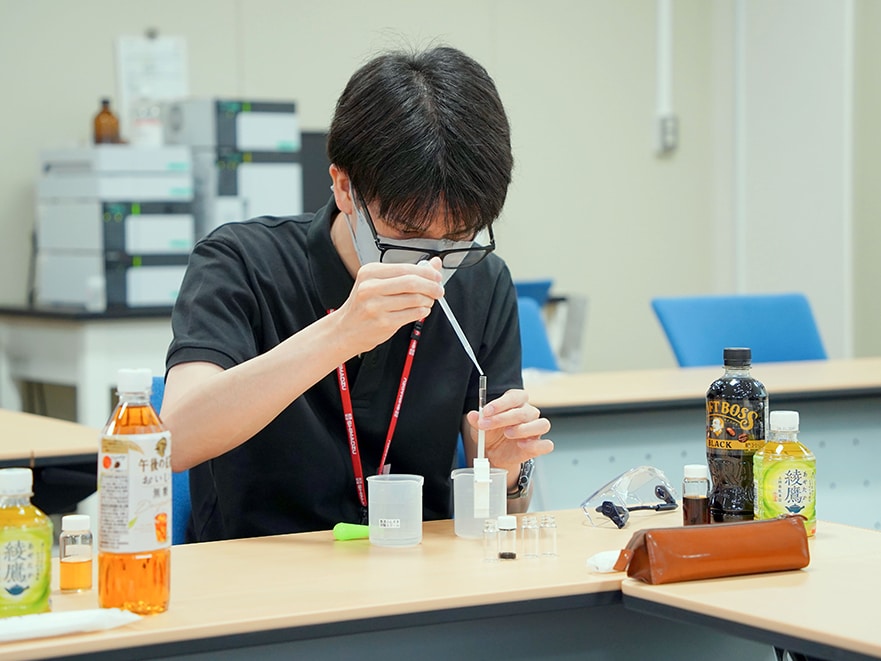 真剣に取り組む参加者