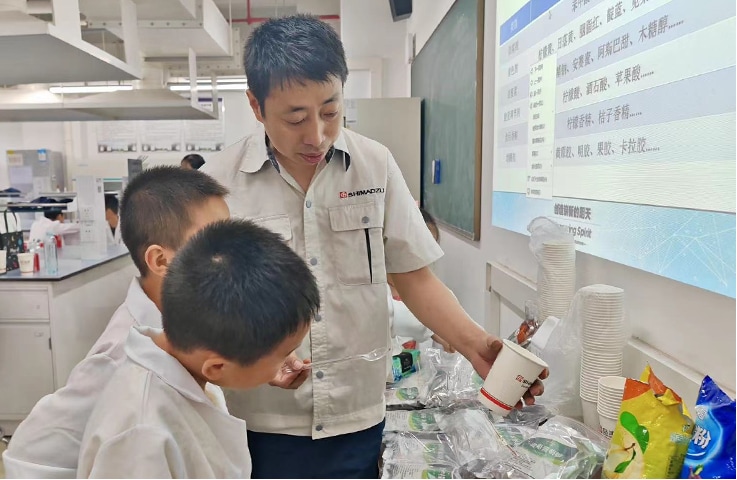 「(12)飲料魔法の科学」コースを担当したSSL環境営業の社員