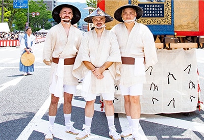 祇園祭に曳き手としてボランティア参加した当グループ従業員