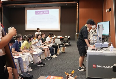 測定するお菓子を試食し、硬さ(折れやすさ)を予想。測定結果との比較を行った
