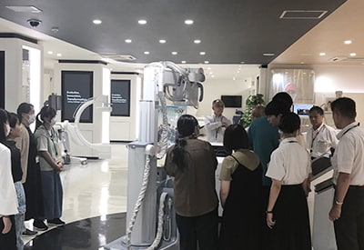 X線装置の見学。被ばく低減エプロン試着、回診用X線撮影装置を押して、走行を体験