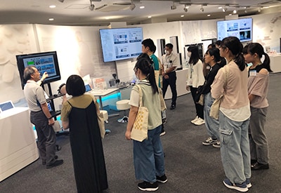 ショールームで光脳機能イメージング装置を、オフィスツアーでは社員の休憩スペースも見学