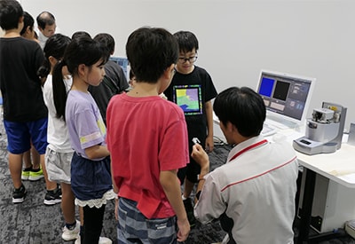 キラキラした丸いディスク、どこに動画が入っているのかな?見て、ふれて、特別な顕微鏡で調べよう!