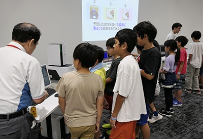 キラキラした丸いディスク、どこに動画が入っているのかな?見て、ふれて、特別な顕微鏡で調べよう!