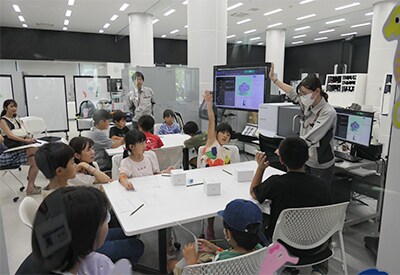 箱の中に何が入っているかな?!振って、音を聞いて、重さを感じて調べよう。 X線CTを使って箱の中身を見ると・・・。ガラス面に貼った海の生き物シールの演出にも注目!