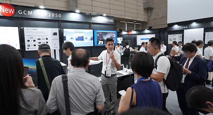 業界最小クラスの四重極型ガスクロマトグラフ質量分析計「GCMS-QP2050」の展示コーナー
