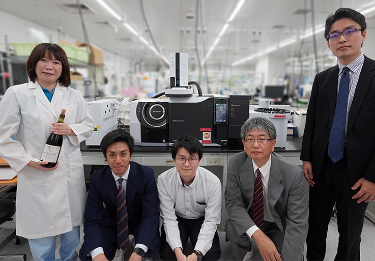 左からキリンホールディングス株式会社の佐々木佳菜子さん、島津製作所分析計測事業部の河村和広、長尾優、木下太生、営業本部の山口裕之