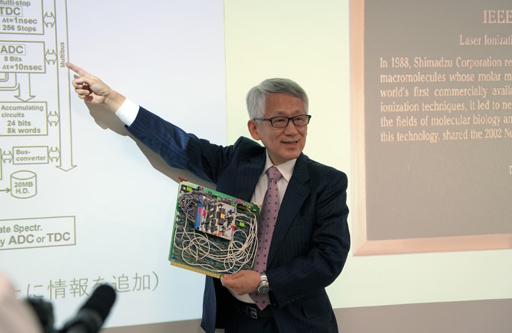 「LAMS-50K」の基板を手に説明