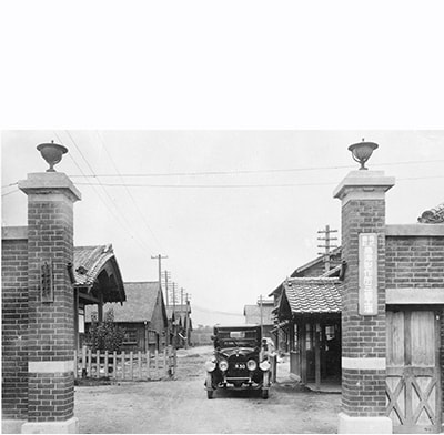 1924年頃正門の写真 木造工場が並ぶ
