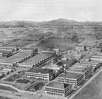 1950年頃の三条工場全景、堅牢に立て替えられた建物