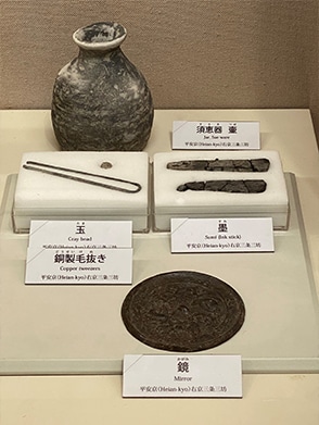 当社で初めての調査（三条三坊十町）で出土した木簡墓からの出土品