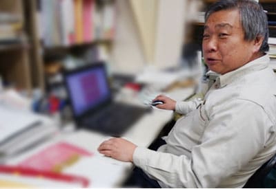 未調査である南西と三条大路側から池や門が出土すると興味深いですねと話す山本館長