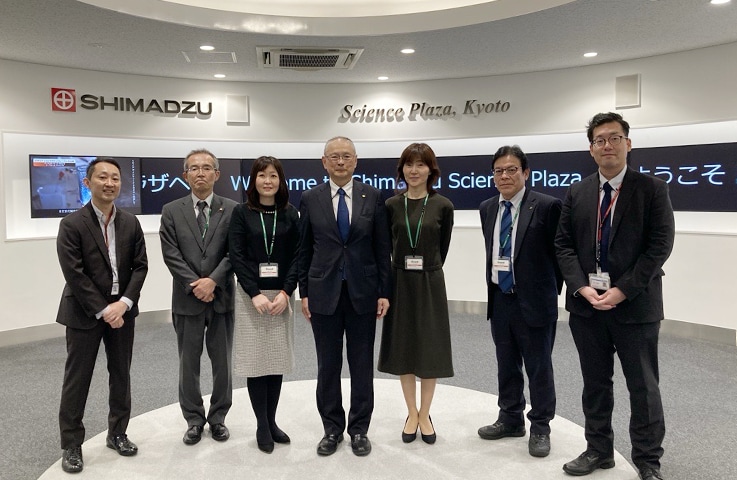 西村証券の皆さんと島津製作所IRメンバーとの記念撮影