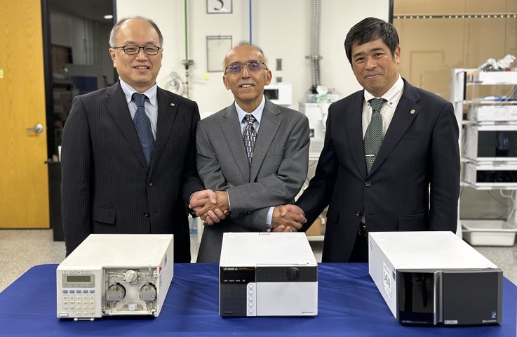 左からSSI社長 前田愛明、Zef Scientific Inc.創業者兼社長 Z. El Fallah、島津製作所分析計測事業部長 冨田眞巳
