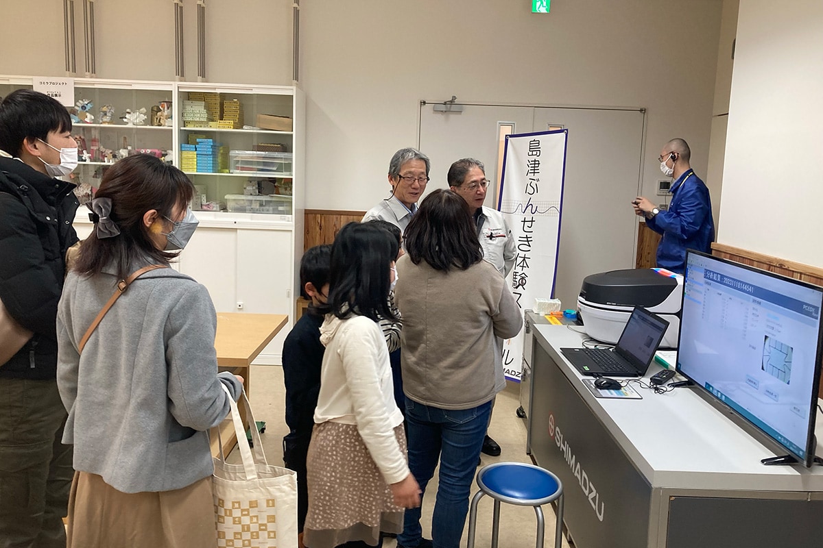 島津ぶんせき体験スクール~電子部品を調べて宝物を探そう~
