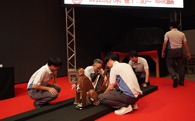 「恐竜ちゃん缶蹴り」の実演