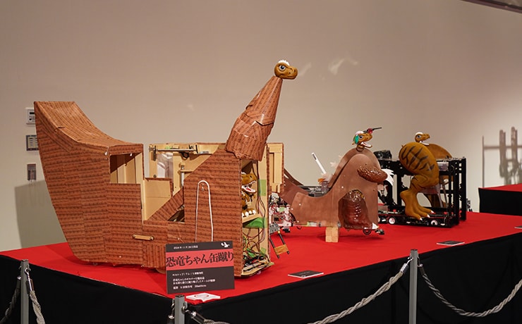 「恐竜ちゃん 缶蹴り」のモンスター「魔砲恐竜カノンちゃん」（手前から２体目）