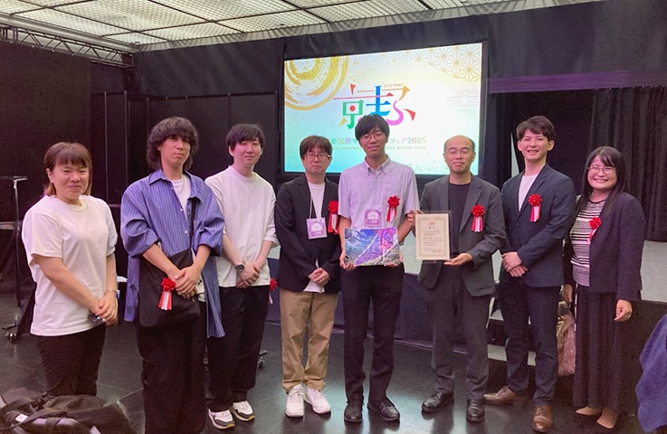 表彰式に参加したプロジェクトメンバー。左からADKマーケティング・ソリューションズ　クリエイティブディレクターの阪脇麻沙子さん、スタジオKAIの撮影監督の原田翔太さん、アニメーションプロデューサーを務めたスタジオKAIの福盛博一さん、監督の徳野鉄雄さん、島津製作所の伊東尚輝、明地将一、内田悠斗、中田理恵