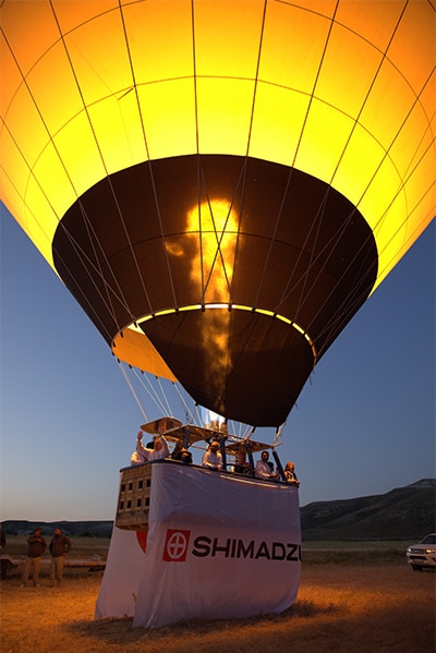 「SHIMADZU」のブランドシンボルを掲げた気球