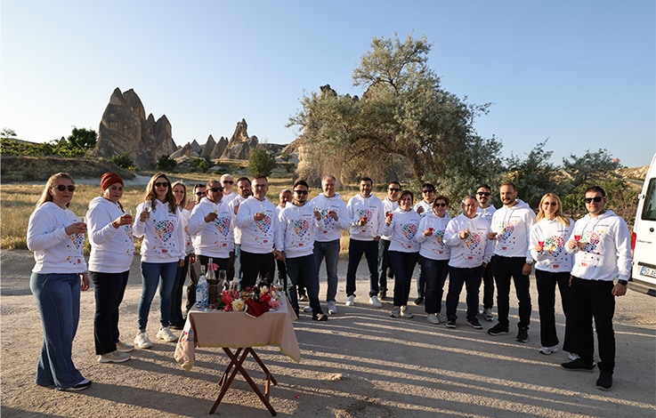 お揃いのスウェットシャツを着た参加者一同