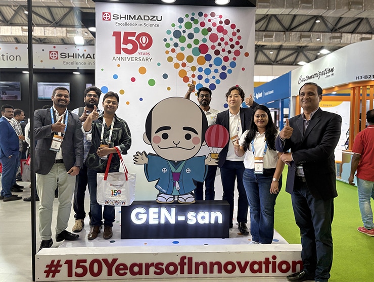 創業者 島津源蔵をモチーフにしたキャラクター「GEN-san」と記念撮影