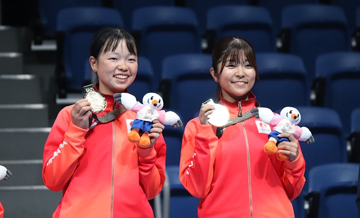 ダブルス金メダルを手に。右が菰方里菜選手、左がペアの鈴木梨子選手（NTT都市開発）