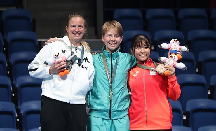 シングルスの表彰式。右端が菰方選手。 