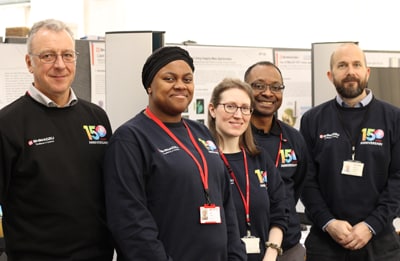 社員でお揃いのスウェットシャツ（イギリス）