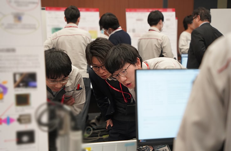 システムの挙動を確認する出展メンバー（左から家門、浦岡、劉）