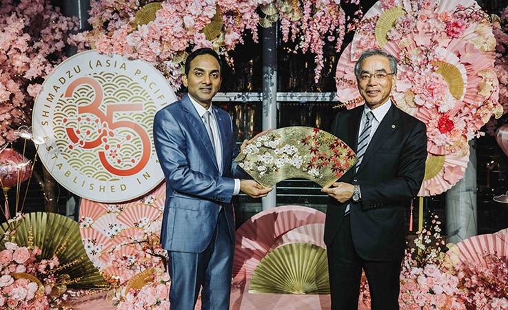 SAP社長 Prem Anand（左）と島津製作所代表取締役社長 山本靖則