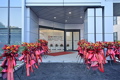 祝花が並ぶ新工場の入り口