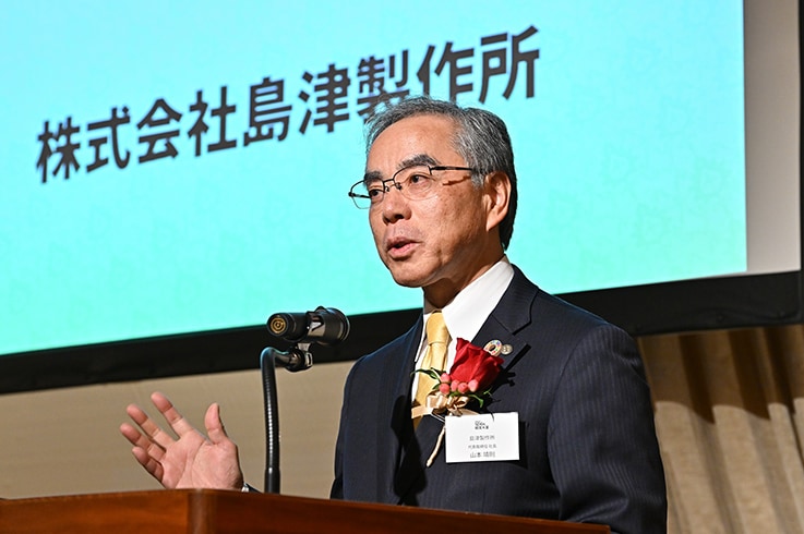 授賞式でのスピーチの様子 山本靖則社長