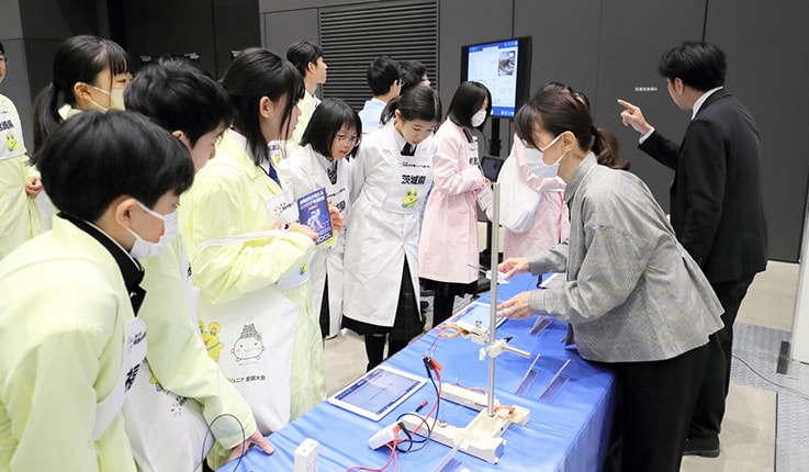 島津理化の展示ブースに優勝チームのメンバーも訪れた