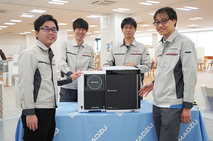 「GCMS-QP2050」と開発メンバー