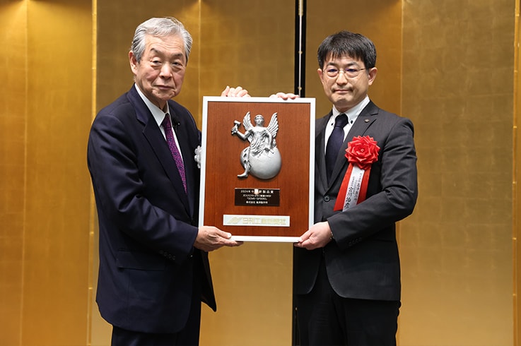 分析計測機器事業部 副事業部長 宮川治彦（写真右）（日刊工業新聞社提供）