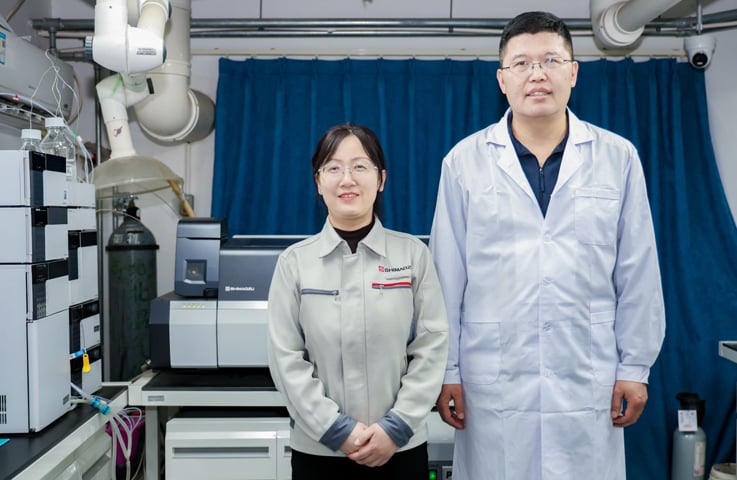 中国科学院生態環境研究センターの王亚韡研究員（写真右）