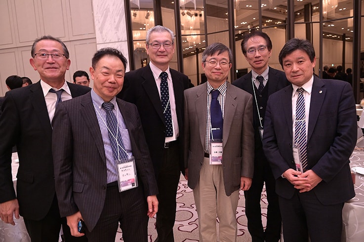 小林先生（中央右）と当社社員、担当者は（左から2人目）