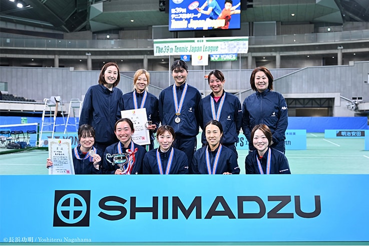 第39回テニス日本リーグで準決勝したBreakers。 後列左から千坂英子アシスタントコーチ、加治遥選手、永田杏里選手、山﨑郁美選手、 小森ひろ子渉外担当・部長補佐、前列左から押野紗穂コーチ、堤華蓮選手、松本安莉選手、桑田寛子選手、 西本恵ヘッドコーチ　※役職は大会当時のもの