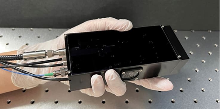 2024年9月に理化学研究所が発表した手のひらサイズのテラヘルツ光源 （画像提供：理化学研究所）